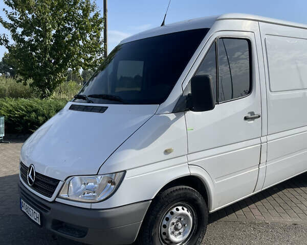 Белый Мерседес Sprinter, объемом двигателя 2.2 л и пробегом 400 тыс. км за 7500 $, фото 4 на Automoto.ua