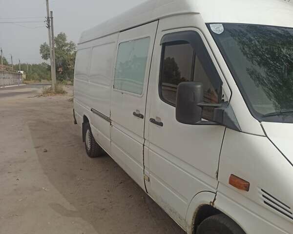 Белый Мерседес Sprinter, объемом двигателя 2.2 л и пробегом 400 тыс. км за 7000 $, фото 9 на Automoto.ua