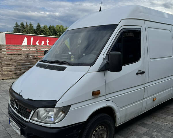Белый Мерседес Sprinter, объемом двигателя 2.2 л и пробегом 515 тыс. км за 8800 $, фото 1 на Automoto.ua