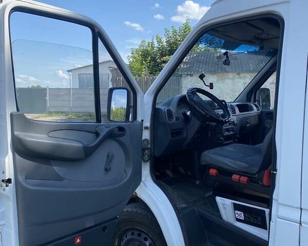 Белый Мерседес Sprinter, объемом двигателя 2.7 л и пробегом 550 тыс. км за 8150 $, фото 4 на Automoto.ua