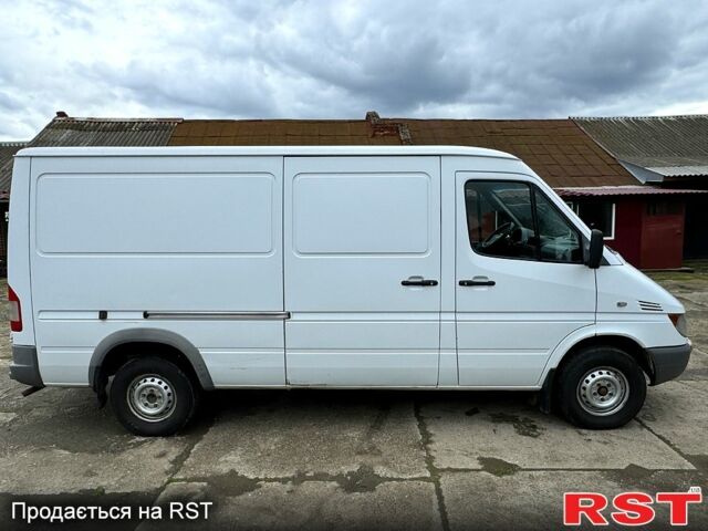 Белый Мерседес Sprinter, объемом двигателя 2.7 л и пробегом 741 тыс. км за 10599 $, фото 3 на Automoto.ua