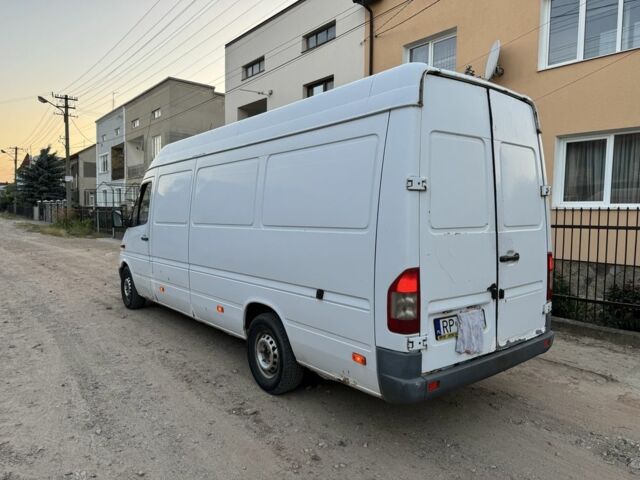 Белый Мерседес Sprinter, объемом двигателя 2.2 л и пробегом 325 тыс. км за 3800 $, фото 3 на Automoto.ua