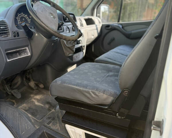 Белый Мерседес Sprinter, объемом двигателя 2.2 л и пробегом 600 тыс. км за 10500 $, фото 3 на Automoto.ua