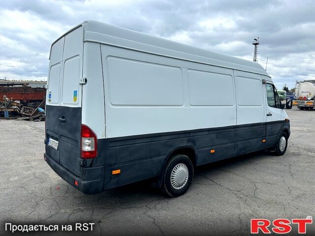 Белый Мерседес Sprinter, объемом двигателя 2.2 л и пробегом 421 тыс. км за 8900 $, фото 4 на Automoto.ua