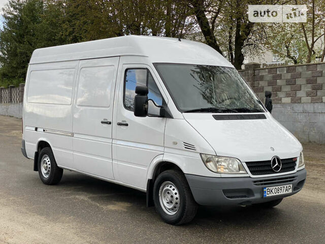 Белый Мерседес Sprinter, объемом двигателя 2.2 л и пробегом 430 тыс. км за 9400 $, фото 3 на Automoto.ua