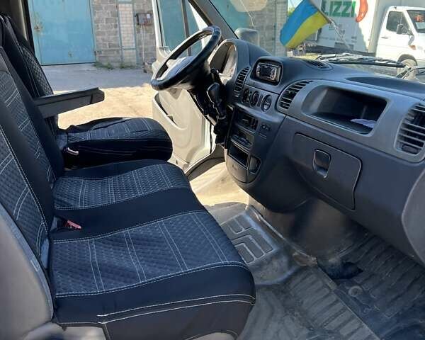 Белый Мерседес Sprinter, объемом двигателя 2.69 л и пробегом 755 тыс. км за 9000 $, фото 2 на Automoto.ua