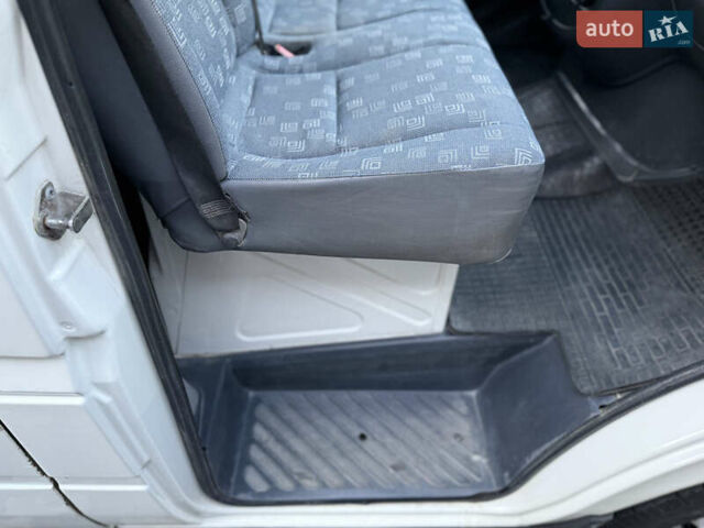 Белый Мерседес Sprinter, объемом двигателя 2.2 л и пробегом 412 тыс. км за 9500 $, фото 21 на Automoto.ua