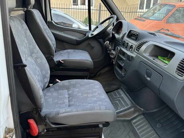 Белый Мерседес Sprinter, объемом двигателя 2.2 л и пробегом 325 тыс. км за 3800 $, фото 7 на Automoto.ua
