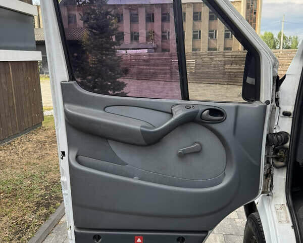 Белый Мерседес Sprinter, объемом двигателя 2.2 л и пробегом 515 тыс. км за 8800 $, фото 8 на Automoto.ua