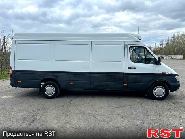 Белый Мерседес Sprinter, объемом двигателя 2.2 л и пробегом 421 тыс. км за 8900 $, фото 3 на Automoto.ua