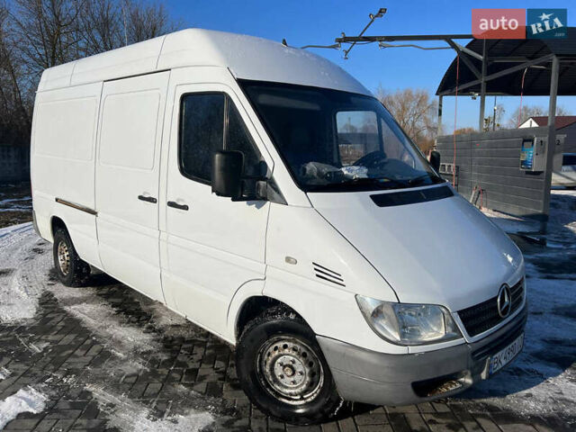 Белый Мерседес Sprinter, объемом двигателя 2.15 л и пробегом 300 тыс. км за 8000 $, фото 1 на Automoto.ua
