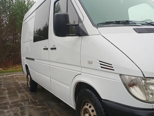 Белый Мерседес Sprinter, объемом двигателя 2.1 л и пробегом 393 тыс. км за 7800 $, фото 3 на Automoto.ua