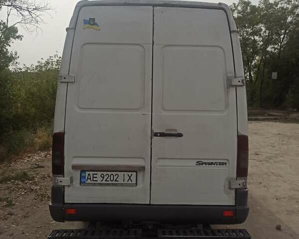 Белый Мерседес Sprinter, объемом двигателя 2.2 л и пробегом 400 тыс. км за 7000 $, фото 12 на Automoto.ua