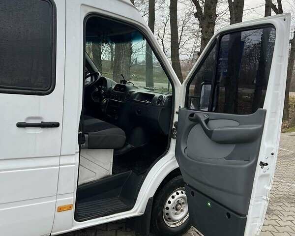 Белый Мерседес Sprinter, объемом двигателя 2.15 л и пробегом 301 тыс. км за 9500 $, фото 7 на Automoto.ua