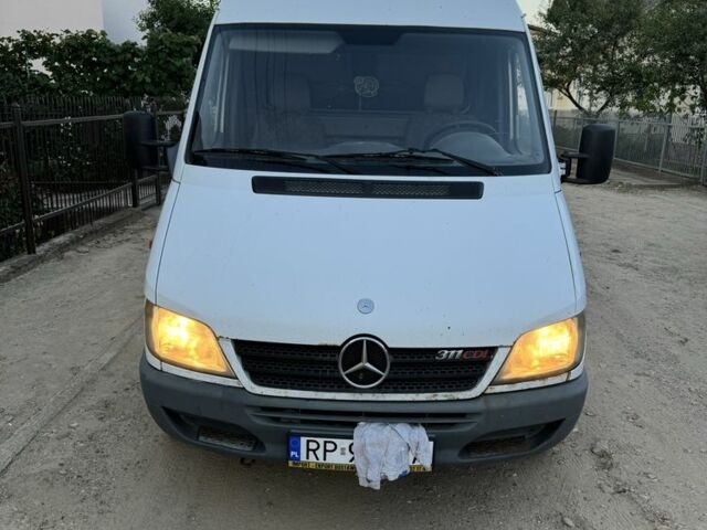 Белый Мерседес Sprinter, объемом двигателя 2.2 л и пробегом 325 тыс. км за 3800 $, фото 1 на Automoto.ua