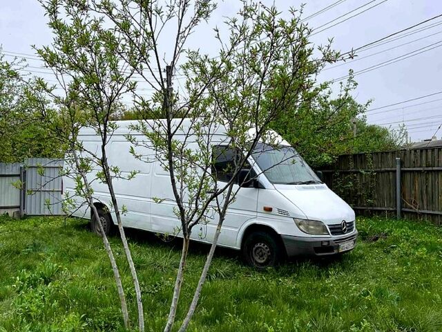 Белый Мерседес Sprinter, объемом двигателя 2.2 л и пробегом 400 тыс. км за 4600 $, фото 2 на Automoto.ua