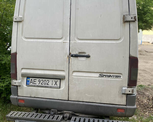 Белый Мерседес Sprinter, объемом двигателя 2.2 л и пробегом 400 тыс. км за 7000 $, фото 2 на Automoto.ua