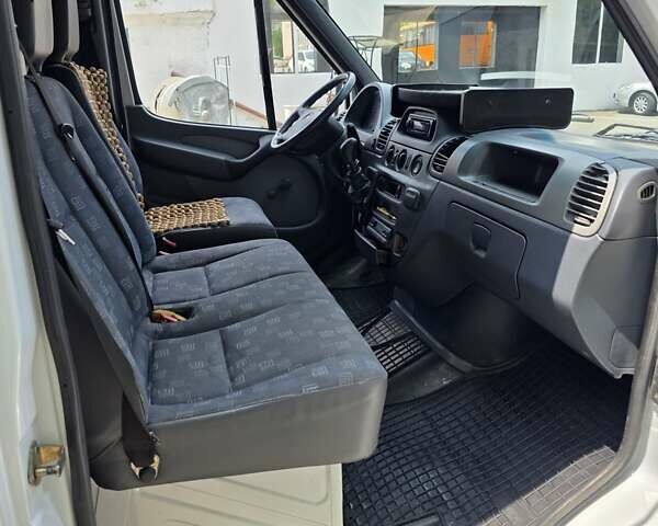 Белый Мерседес Sprinter, объемом двигателя 2.15 л и пробегом 395 тыс. км за 14999 $, фото 4 на Automoto.ua