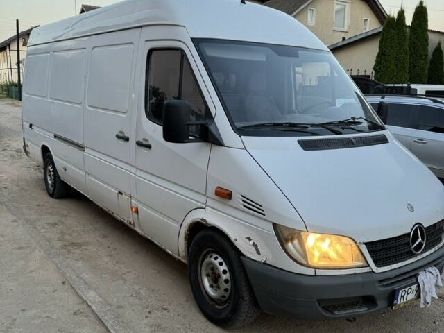 Белый Мерседес Sprinter, объемом двигателя 2.2 л и пробегом 325 тыс. км за 3800 $, фото 2 на Automoto.ua