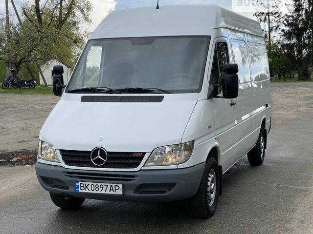 Белый Мерседес Sprinter, объемом двигателя 2.2 л и пробегом 430 тыс. км за 9400 $, фото 2 на Automoto.ua