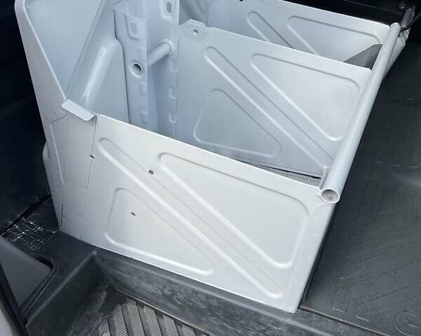 Белый Мерседес Sprinter, объемом двигателя 2.5 л и пробегом 214 тыс. км за 12000 $, фото 20 на Automoto.ua