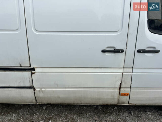 Белый Мерседес Sprinter, объемом двигателя 2.7 л и пробегом 470 тыс. км за 9000 $, фото 14 на Automoto.ua