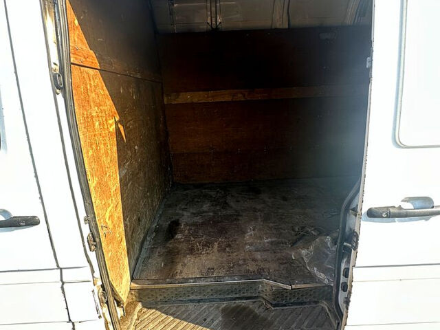 Белый Мерседес Sprinter, объемом двигателя 2.2 л и пробегом 420 тыс. км за 6000 $, фото 5 на Automoto.ua