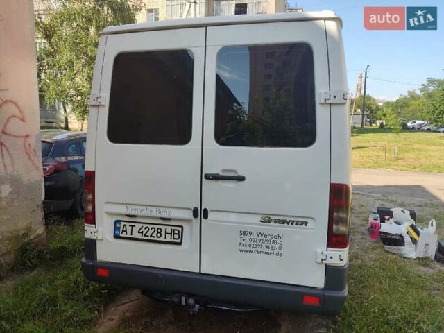 Белый Мерседес Sprinter, объемом двигателя 2.15 л и пробегом 518 тыс. км за 9000 $, фото 2 на Automoto.ua