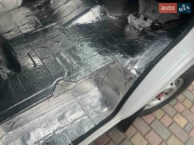Белый Мерседес Sprinter, объемом двигателя 2.5 л и пробегом 214 тыс. км за 12000 $, фото 17 на Automoto.ua