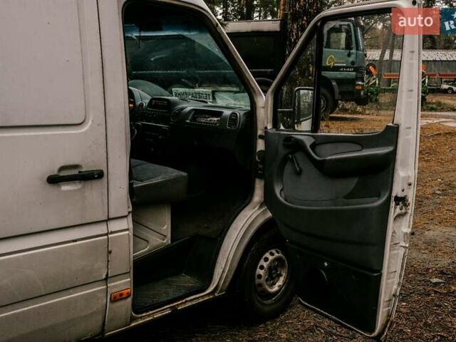 Белый Мерседес Sprinter, объемом двигателя 2.1 л и пробегом 404 тыс. км за 5500 $, фото 3 на Automoto.ua