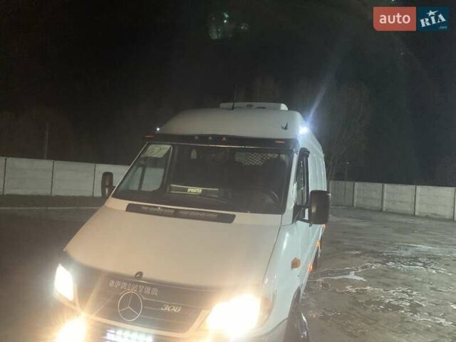 Белый Мерседес Sprinter, объемом двигателя 2.5 л и пробегом 214 тыс. км за 12000 $, фото 3 на Automoto.ua