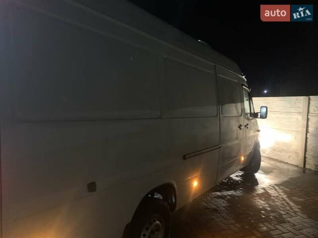 Белый Мерседес Sprinter, объемом двигателя 2.5 л и пробегом 214 тыс. км за 12000 $, фото 12 на Automoto.ua