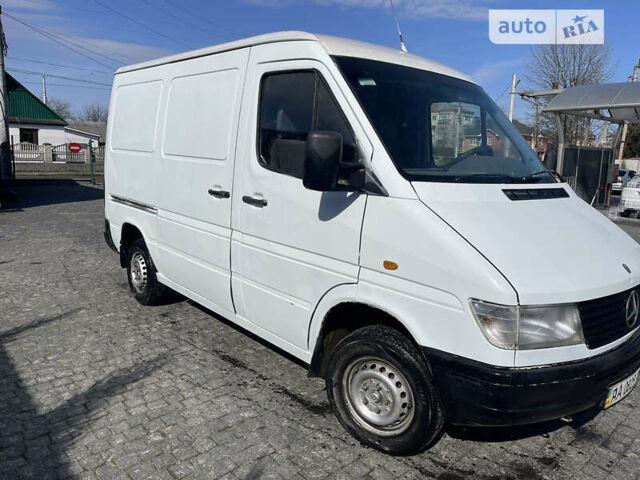 Белый Мерседес Sprinter, объемом двигателя 2.3 л и пробегом 380 тыс. км за 4500 $, фото 1 на Automoto.ua