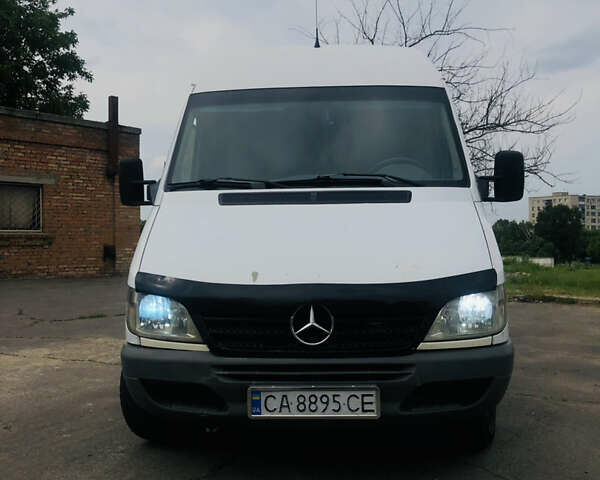 Белый Мерседес Sprinter, объемом двигателя 2.15 л и пробегом 350 тыс. км за 7200 $, фото 1 на Automoto.ua