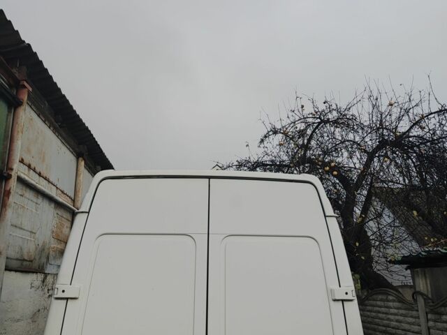 Белый Мерседес Sprinter, объемом двигателя 2.2 л и пробегом 290 тыс. км за 7500 $, фото 1 на Automoto.ua