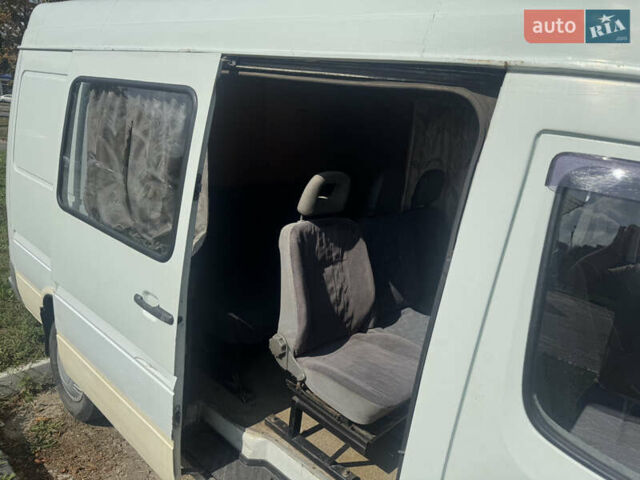 Белый Мерседес Sprinter, объемом двигателя 2.15 л и пробегом 323 тыс. км за 6000 $, фото 6 на Automoto.ua