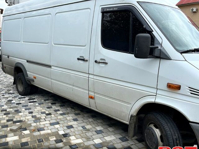 Белый Мерседес Sprinter, объемом двигателя 2.7 л и пробегом 418 тыс. км за 17000 $, фото 2 на Automoto.ua