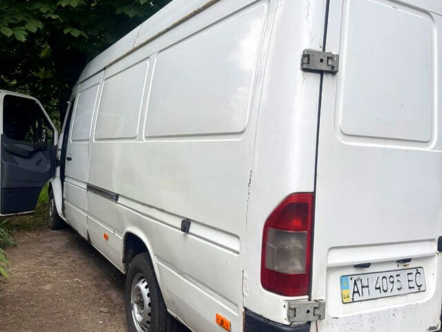 Белый Мерседес Sprinter, объемом двигателя 2.2 л и пробегом 420 тыс. км за 6000 $, фото 2 на Automoto.ua