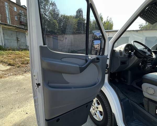 Белый Мерседес Sprinter, объемом двигателя 2.1 л и пробегом 225 тыс. км за 11950 $, фото 32 на Automoto.ua