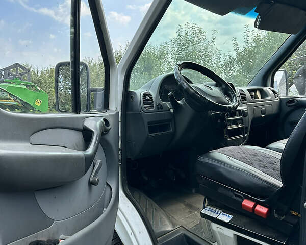 Белый Мерседес Sprinter, объемом двигателя 2.15 л и пробегом 450 тыс. км за 9500 $, фото 3 на Automoto.ua