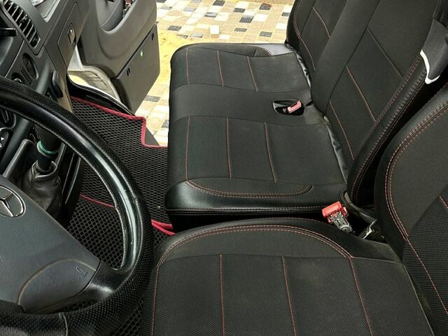 Белый Мерседес Sprinter, объемом двигателя 2.7 л и пробегом 418 тыс. км за 17000 $, фото 4 на Automoto.ua