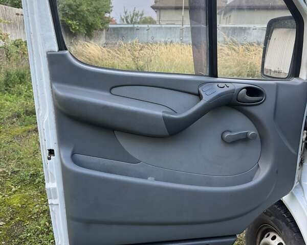 Белый Мерседес Sprinter, объемом двигателя 2.2 л и пробегом 388 тыс. км за 9700 $, фото 12 на Automoto.ua