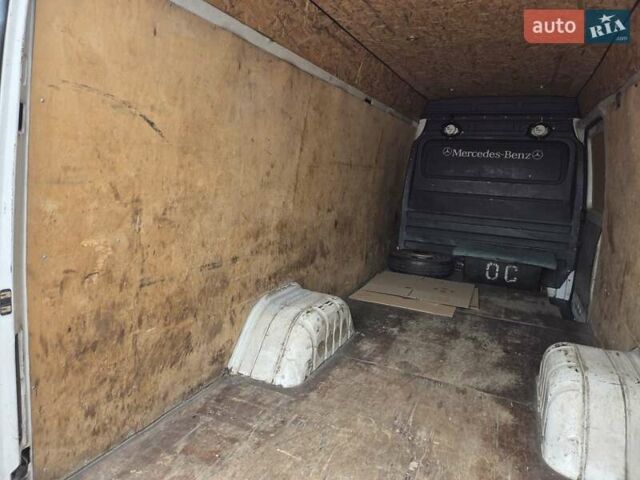 Белый Мерседес Sprinter, объемом двигателя 2.7 л и пробегом 350 тыс. км за 19800 $, фото 21 на Automoto.ua