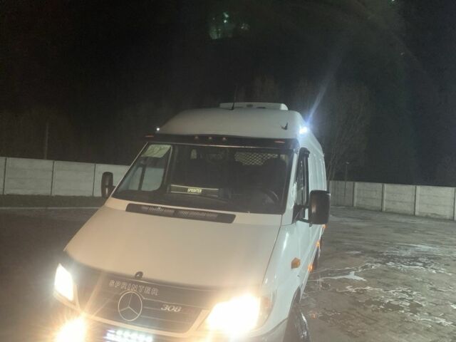 Білий Мерседес Sprinter, об'ємом двигуна 2.7 л та пробігом 214 тис. км за 13976 $, фото 3 на Automoto.ua