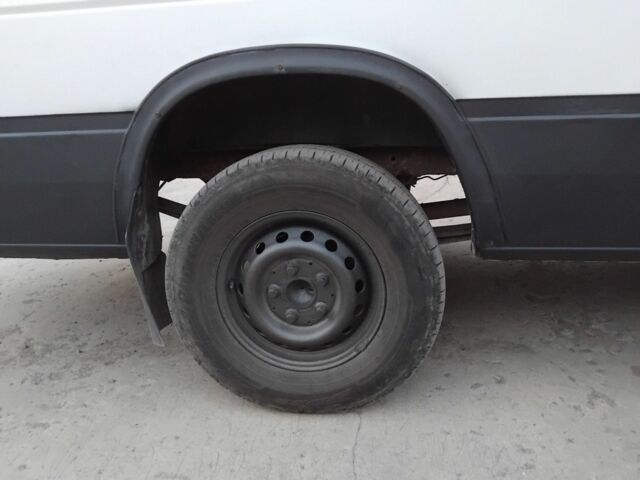 Белый Мерседес Sprinter, объемом двигателя 2.1 л и пробегом 400 тыс. км за 8000 $, фото 3 на Automoto.ua