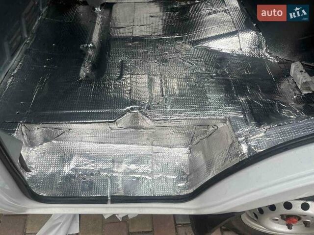 Белый Мерседес Sprinter, объемом двигателя 2.5 л и пробегом 214 тыс. км за 12000 $, фото 16 на Automoto.ua