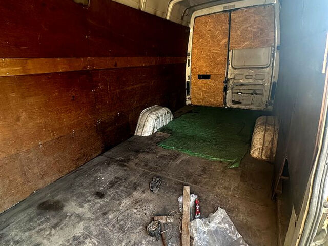 Белый Мерседес Sprinter, объемом двигателя 2.2 л и пробегом 420 тыс. км за 6000 $, фото 4 на Automoto.ua