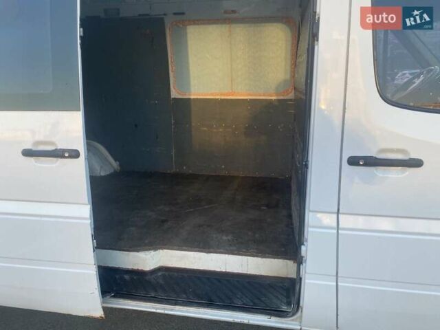 Белый Мерседес Sprinter, объемом двигателя 2.69 л и пробегом 522 тыс. км за 8800 $, фото 5 на Automoto.ua