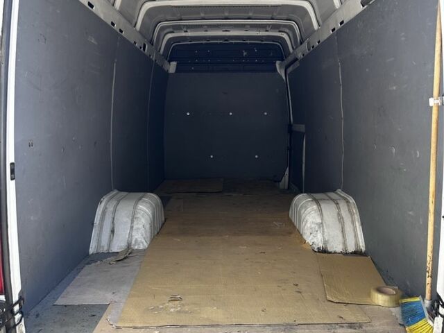 Белый Мерседес Sprinter, объемом двигателя 2.7 л и пробегом 273 тыс. км за 19500 $, фото 4 на Automoto.ua