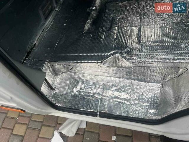 Белый Мерседес Sprinter, объемом двигателя 2.5 л и пробегом 214 тыс. км за 12000 $, фото 18 на Automoto.ua